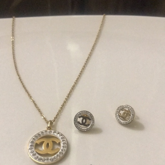 Earrings and pendant with the chain coated with 18 gold with silver stone on it - Picture 10 of 11